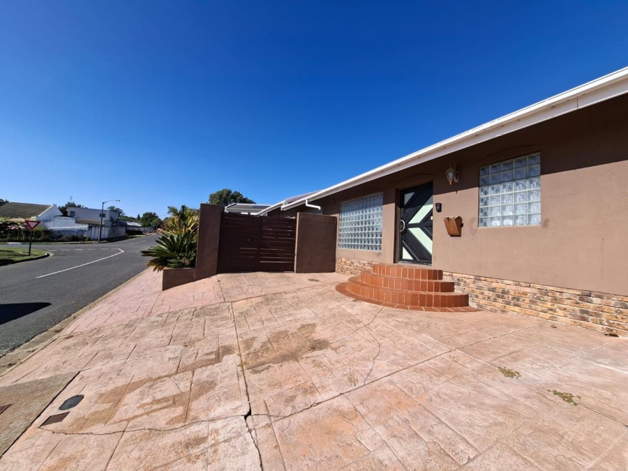 5 Bedroom Property for Sale in Protea Heights Western Cape